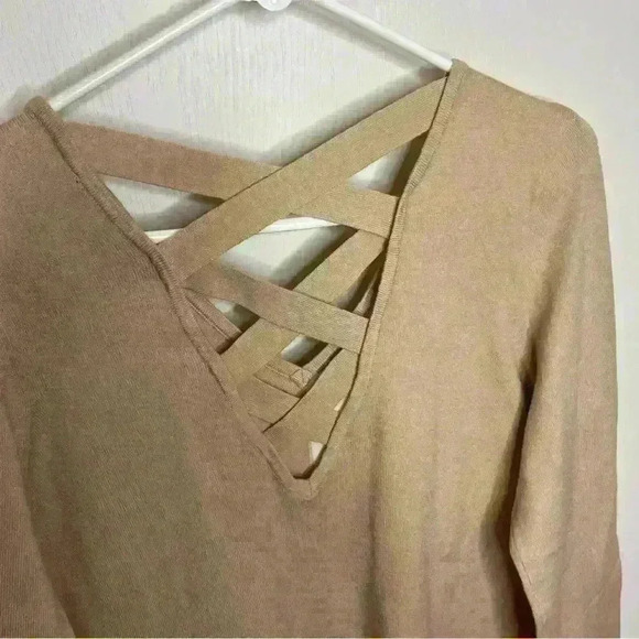 Love Ellie Sweater Womens Large White Tan Pink 
V Neck , Long Sleeve NWOT - Picture 6 of 8